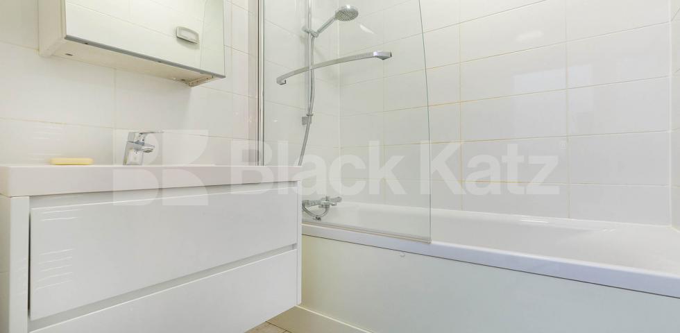 Central camden location 3 double bedrooms plus lounge mins to tube snd shops College Place, Camden